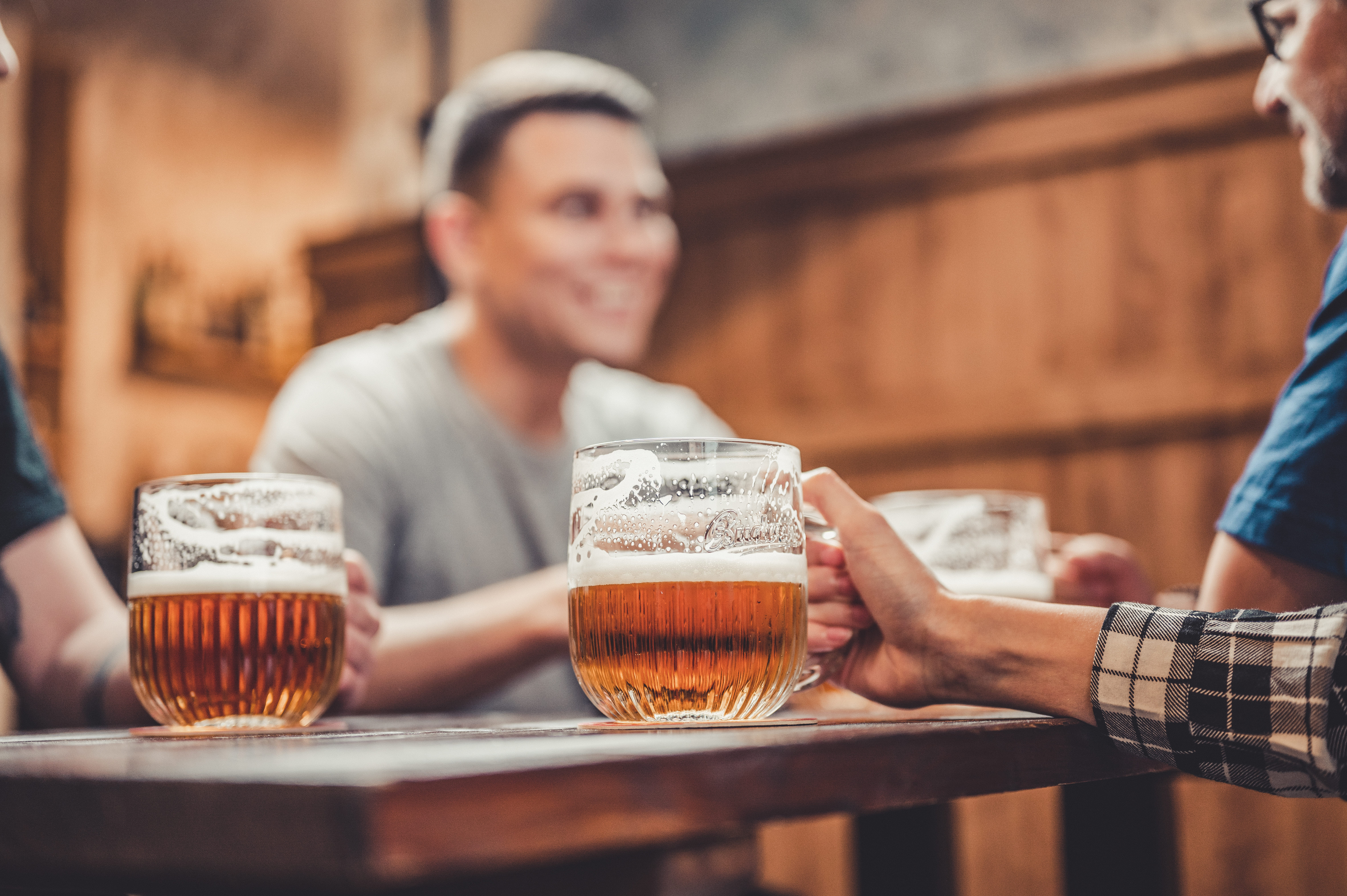 Các thợ làm bia của Budvar lần đầu tiên nấu bia lager kiểu Czech ở nước ngoài. Tại Vương quốc Anh, các mẻ đầu tiên ngay lập tức được bán hết.